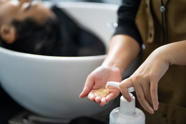 علت چرب شدن سریع موها چیست و چطور جلوی آن را بگیریم؟